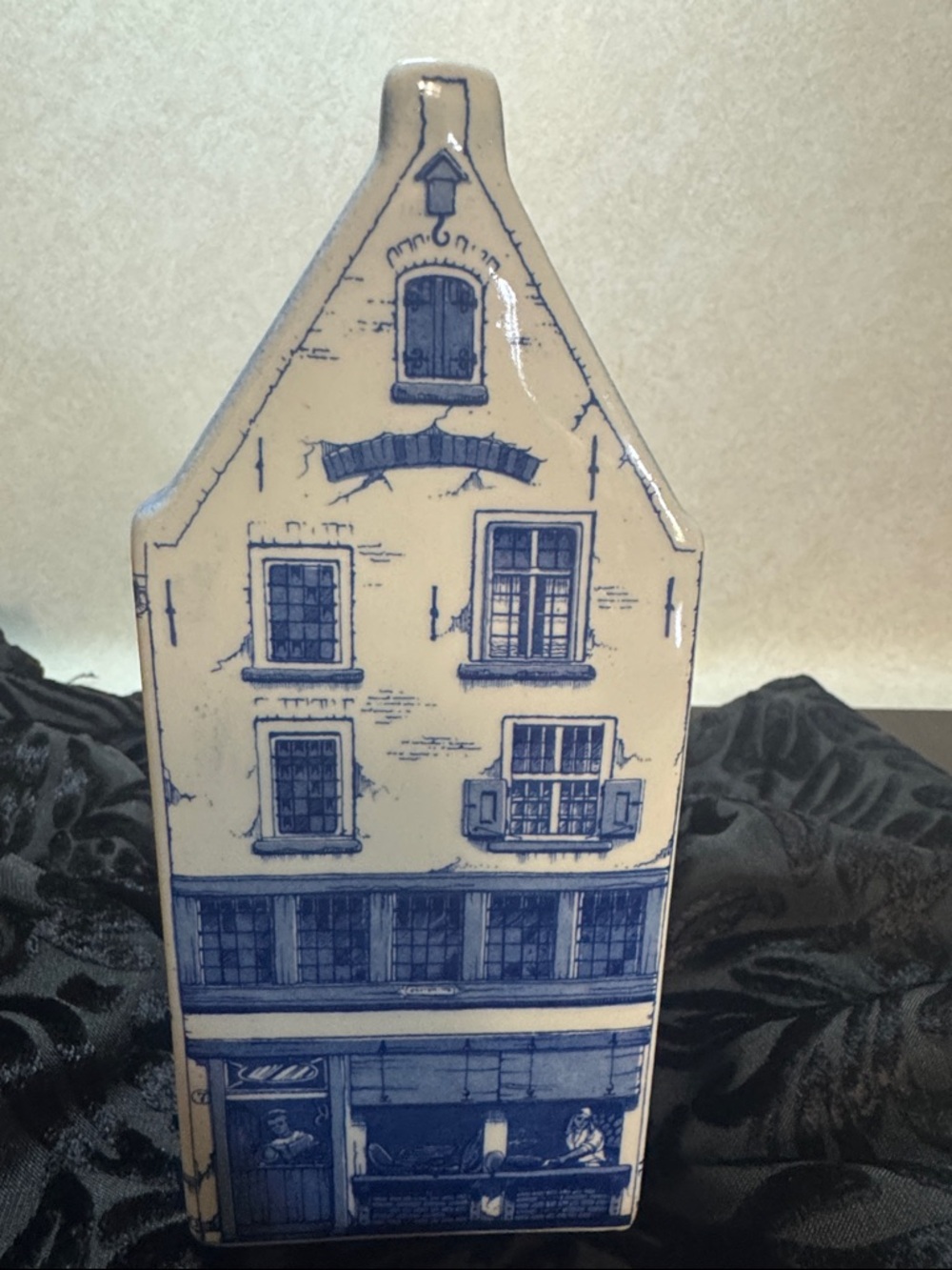 Vintage Blue and White Delft-blue 1705-9 house made in holland